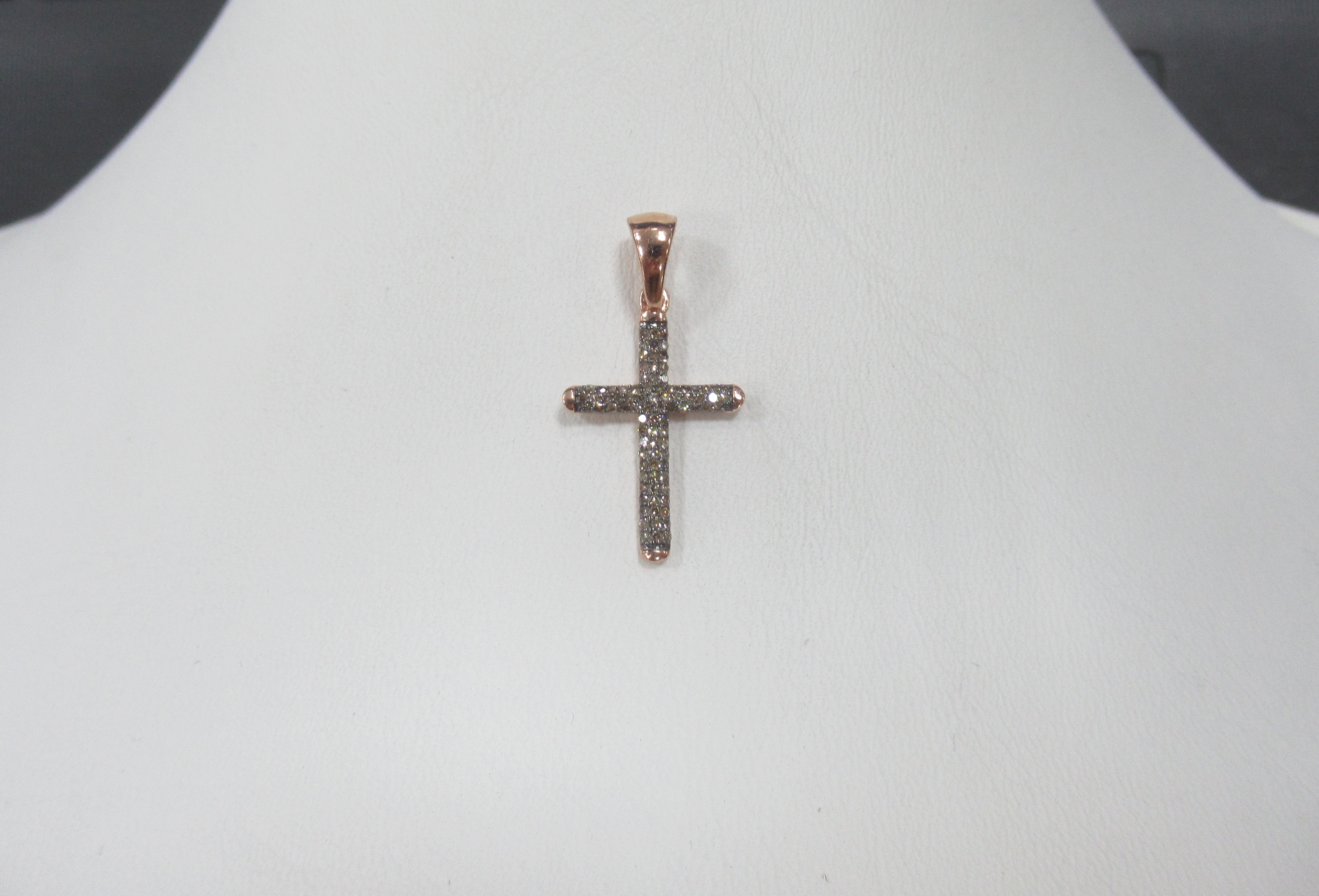 Серебряная подвеска-крест с коньячными бриллиантами